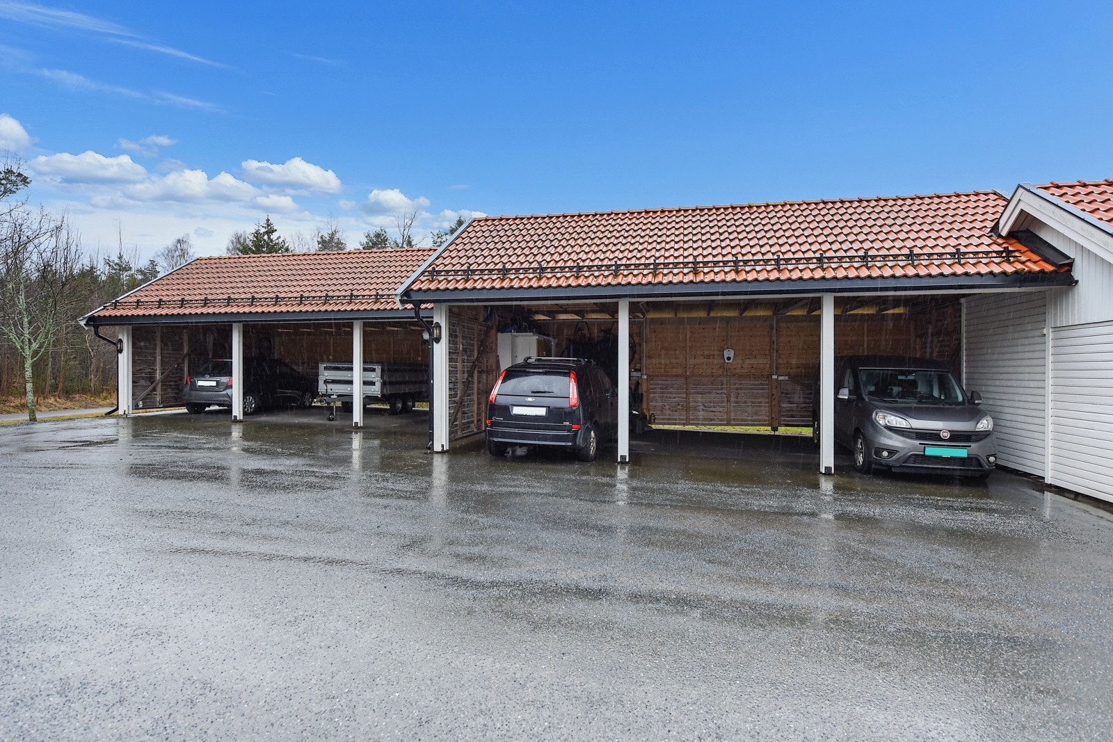 Leiligheten disponerer en biloppstillingsplass i carport. Ellers opparbeidet biloppstillingsplasser på sameiets fellestomt. Galleribilde