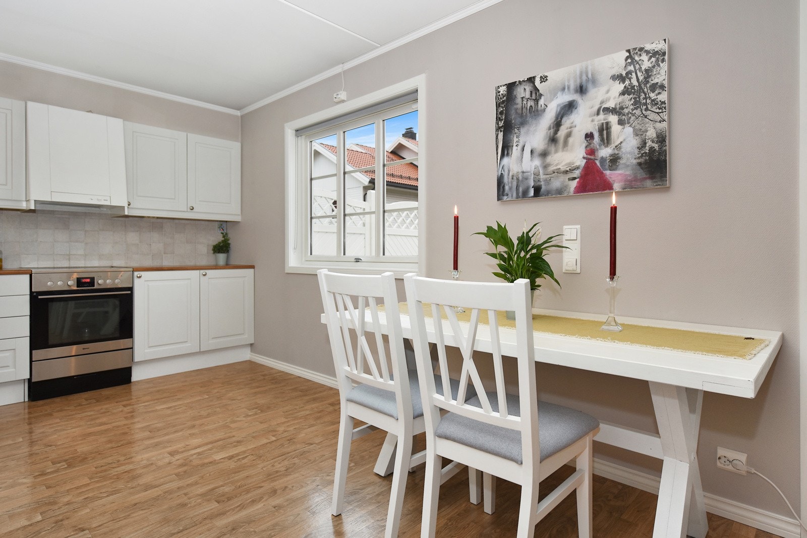 Et stort spisebord for familien finner sin naturlige plassering i forkant av kjøkkenet, i overgangen mot stuen. Galleribilde