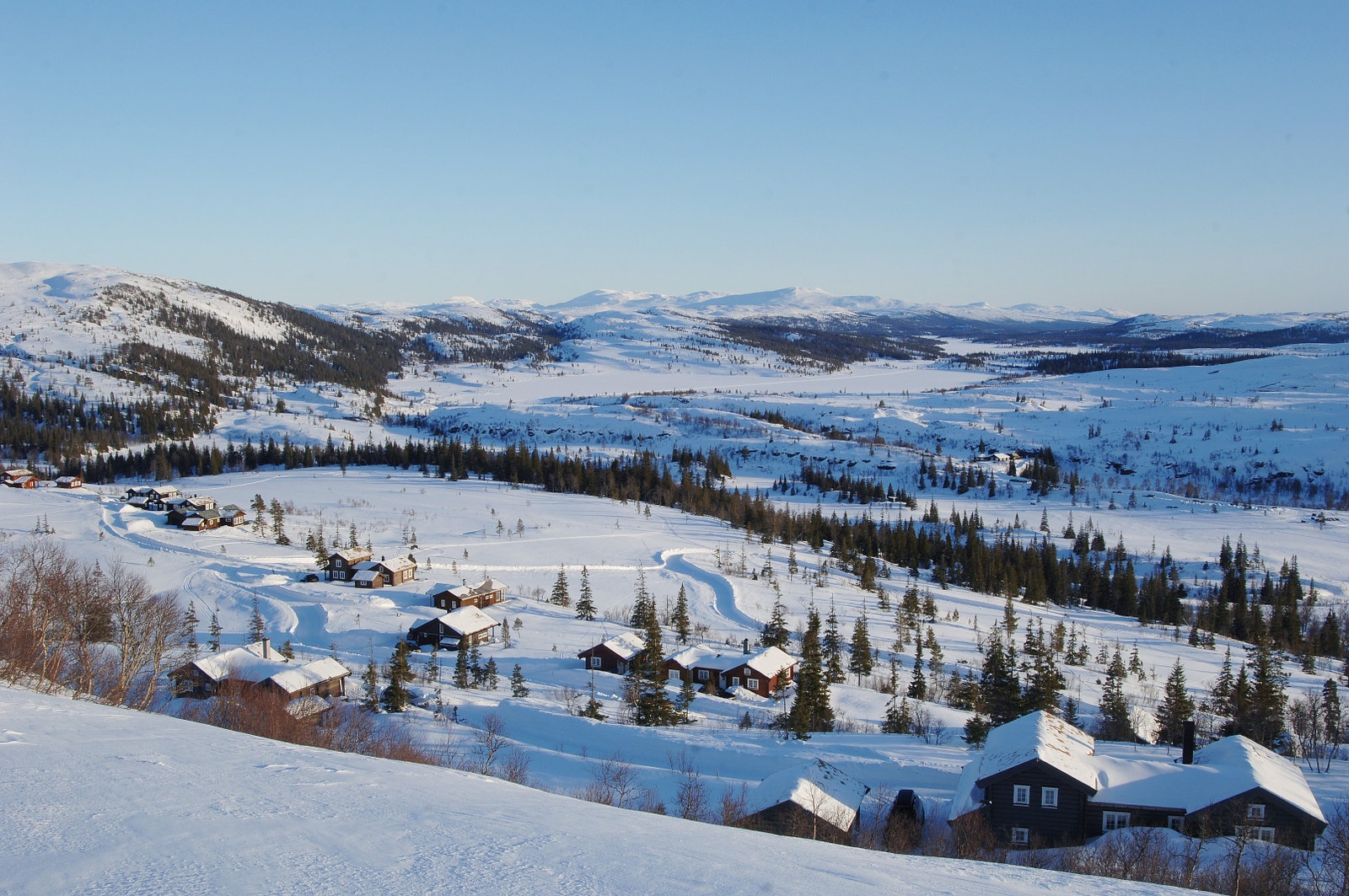 Rauberglia ligger sørvendt og solrikt til med flott utsikt utover vakre Snåsafjell. Fantastisk utgangspunkt for jakt, fisk, fjellturer, skiturer o.l. Tomtene har full infrastruktur m/ vei helt til tomta, vann, avløp og strøm. Gode mobilforhold i området. Galleribilde
