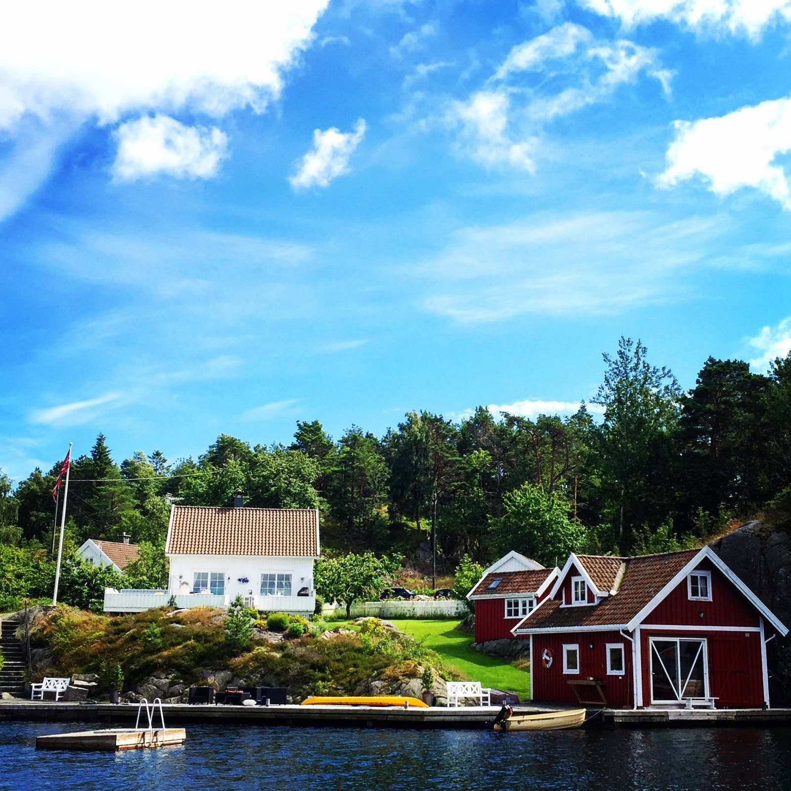 Rødt båthus med 15 meter lang brygge. Badetrapp.
Dypvannskai Galleribilde