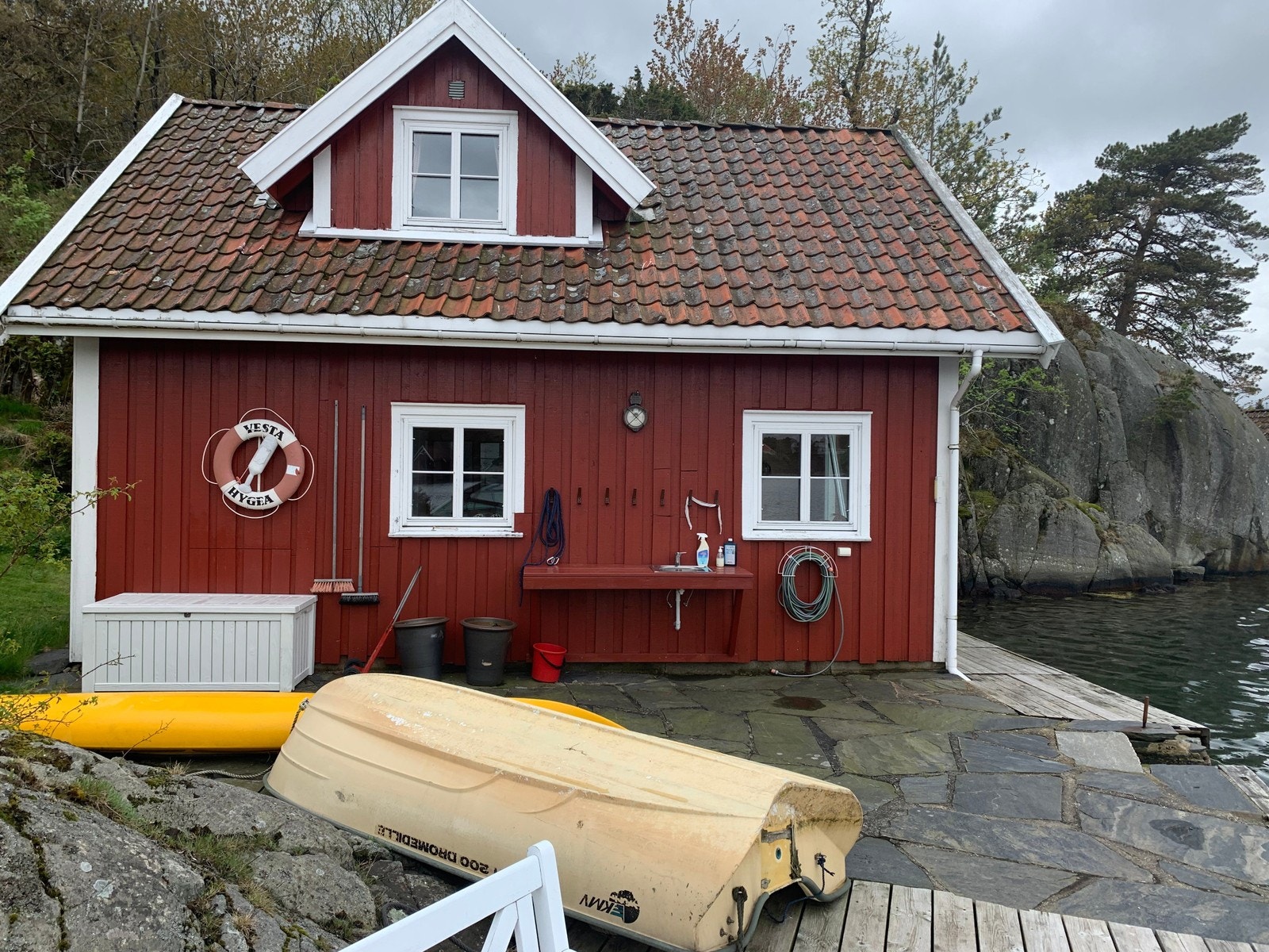 Brygge blir møblert
Liten båt With m/ 9,9 hk motor Galleribilde