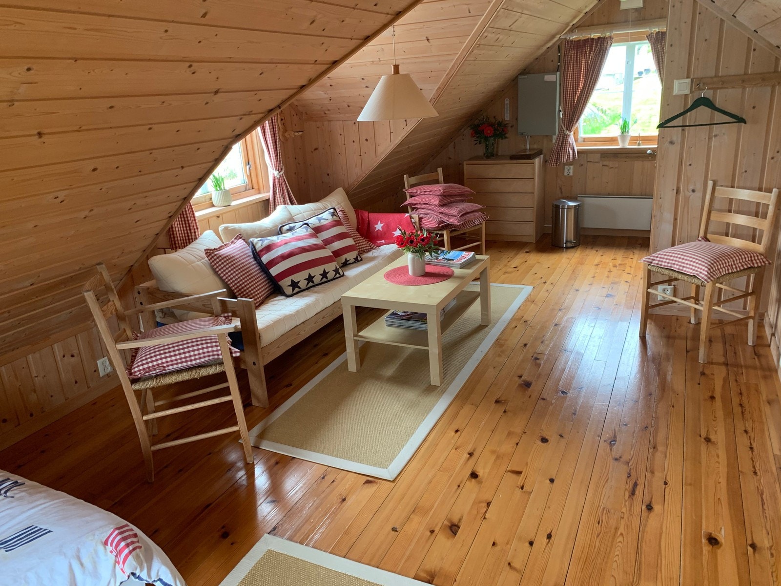 soverom 2.etasje.
2 store senger + 1 vanlig = 5 sengeplasser
Soverom 1.etasje får stor seng = 2 sengeplasser Galleribilde