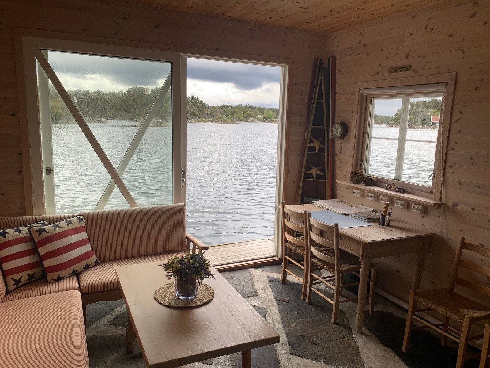 Stue 1.etasje med glimt inn i Blindleia.
Gamle Hellesund er bak holmen som skimtes Galleribilde