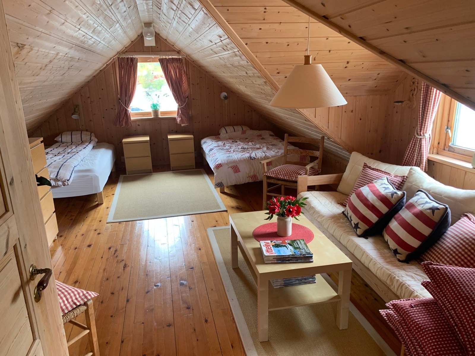 Loft, 2.etasje
2 senger a 120 cm x 200 cm Galleribilde