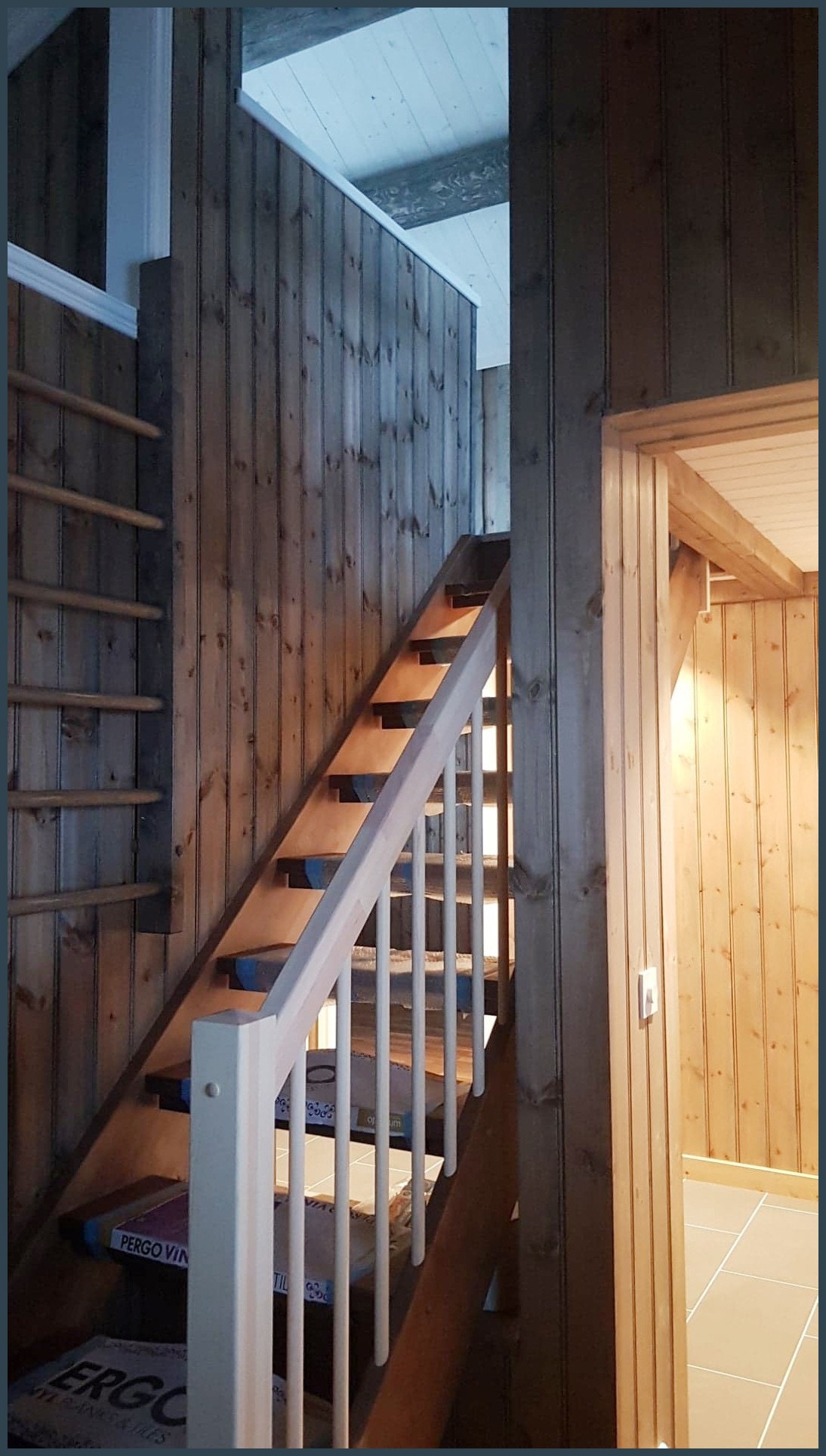 Nordlykkja 4 har brunbeiset lun oppgang til 2 etasje. Galleribilde