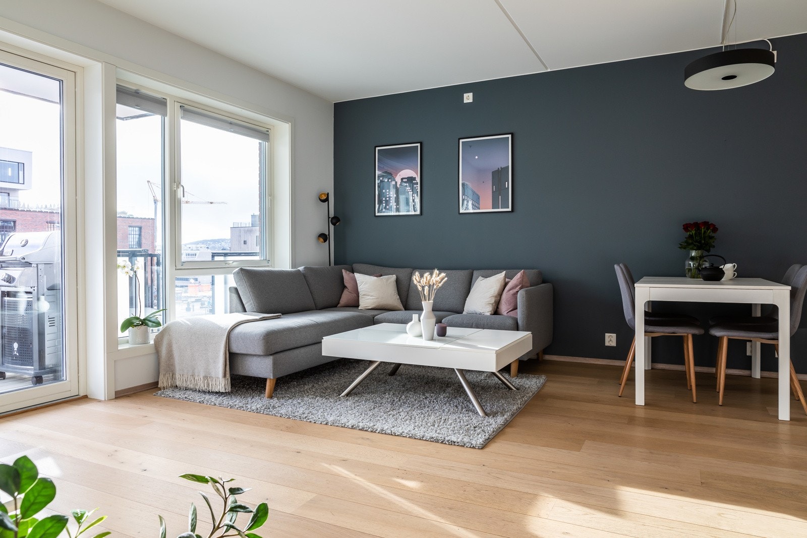 Den romslige stuen er på ca 35 kvm. Galleribilde