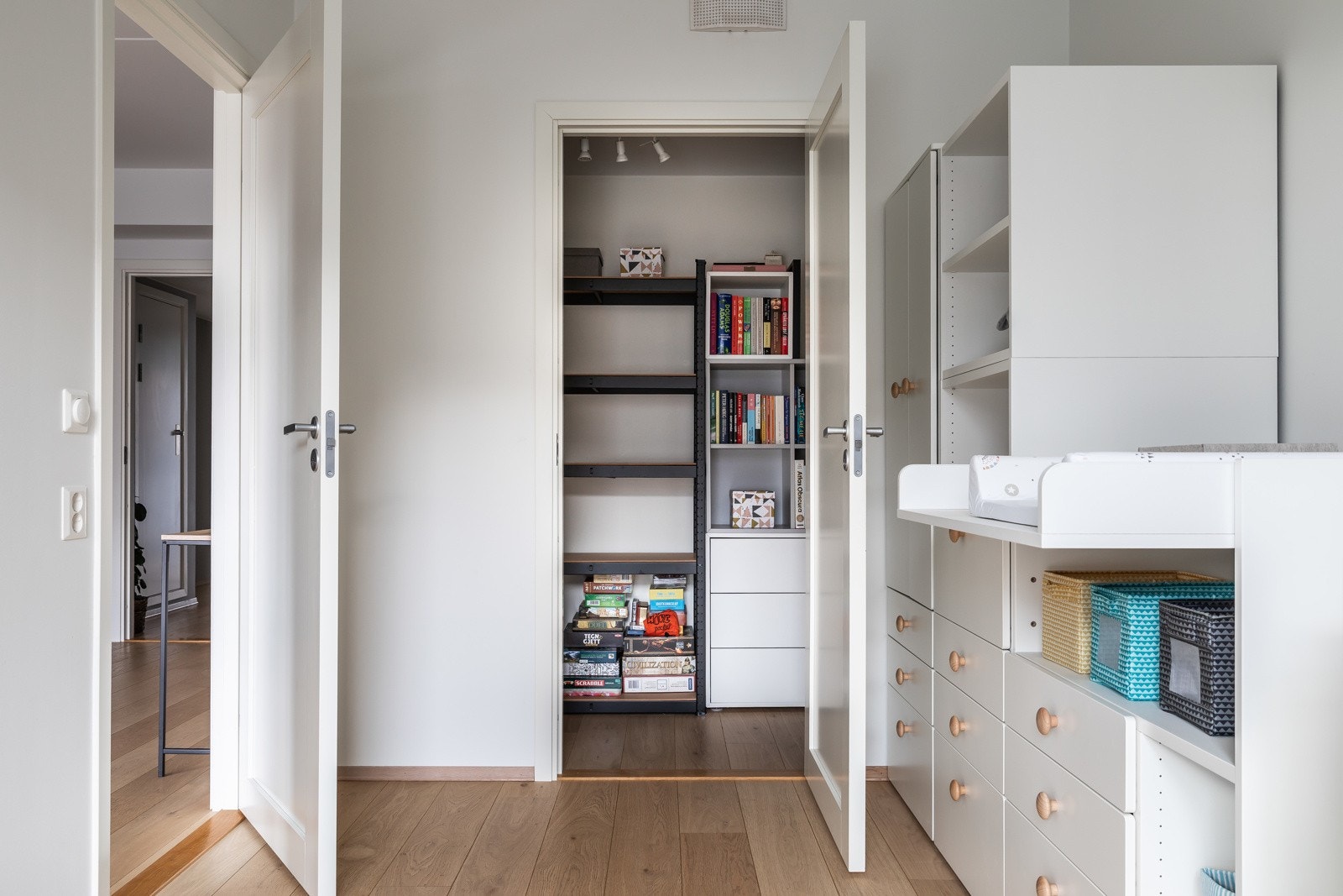 I tilknytning til soverommet er det garderoberom/innvendig bod. Galleribilde