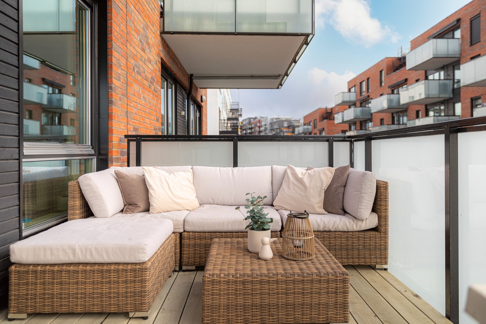 Balkongen på stuesiden er 10 kvm stor Galleribilde