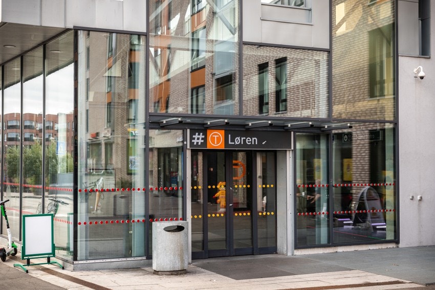 Både Løren T-bane linje 4 og Hasle T-bane linje 5 ligger et par minutters gange fra leiligheten. Galleribilde