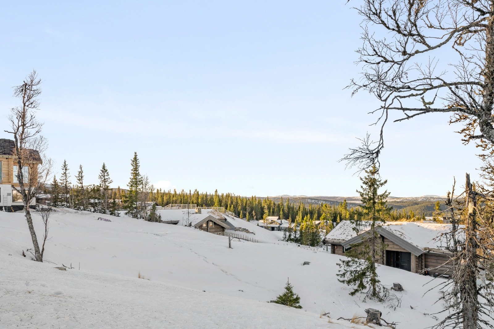 Med utsikt til Vendalen mot Jotunheimen. Galleribilde