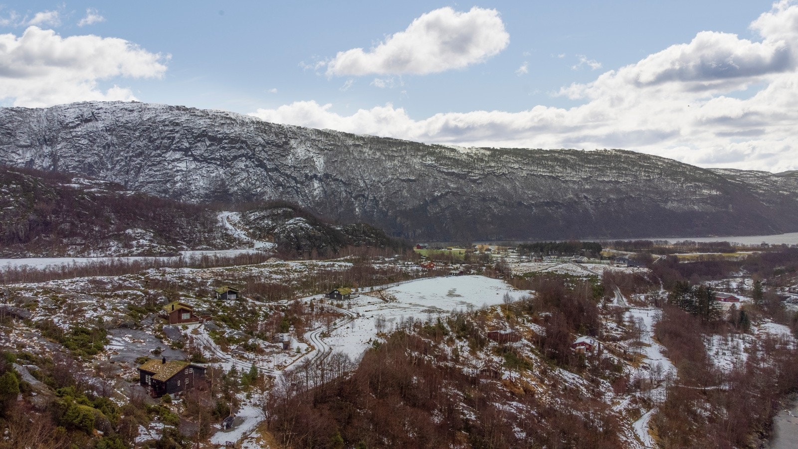 Elven Ulla er en populær fiskeelv som krysser feltet og veien opp til Gullingen. Galleribilde