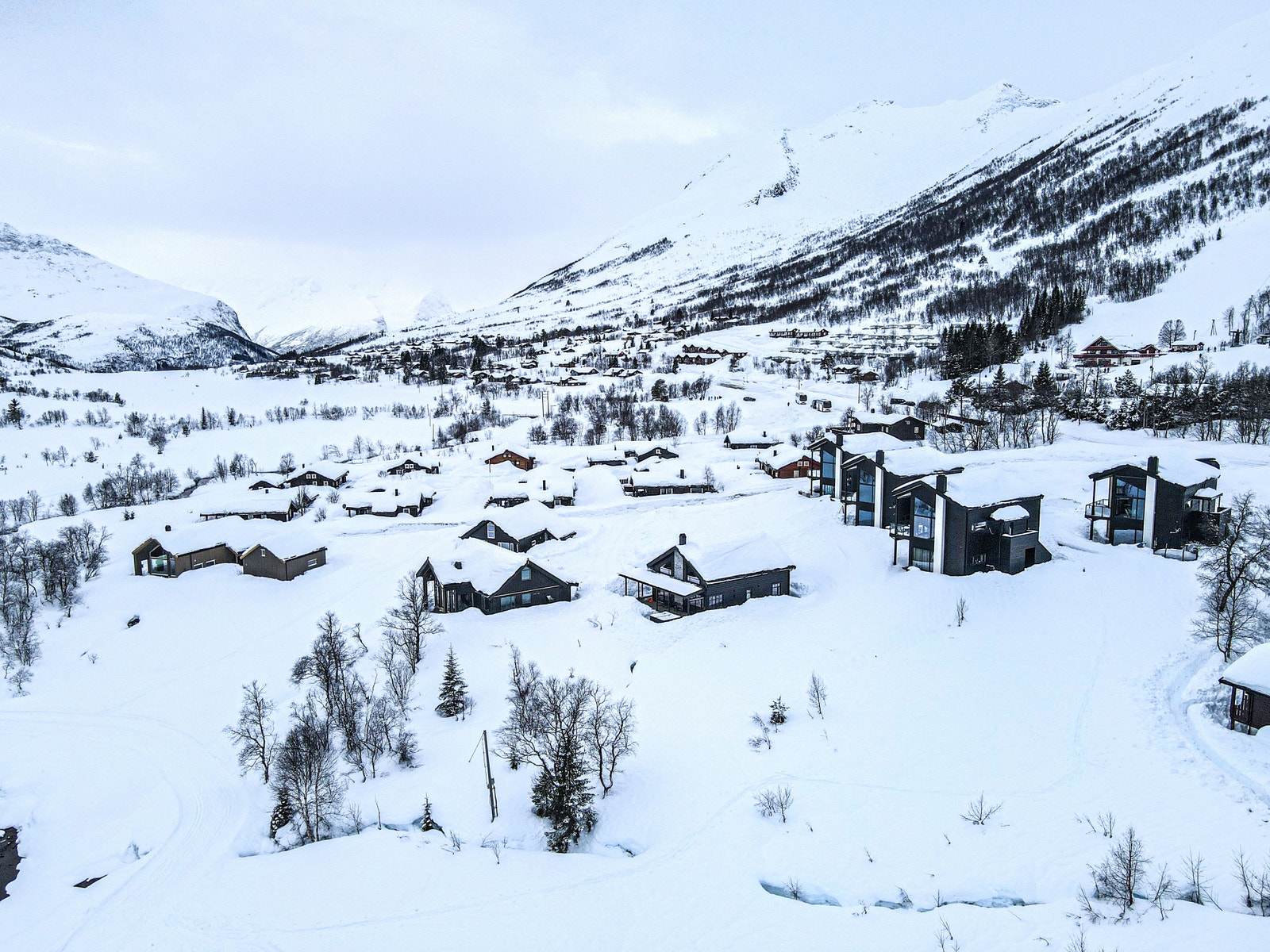 Kort veg til skiløyper, skitrekk og fiskevann Galleribilde