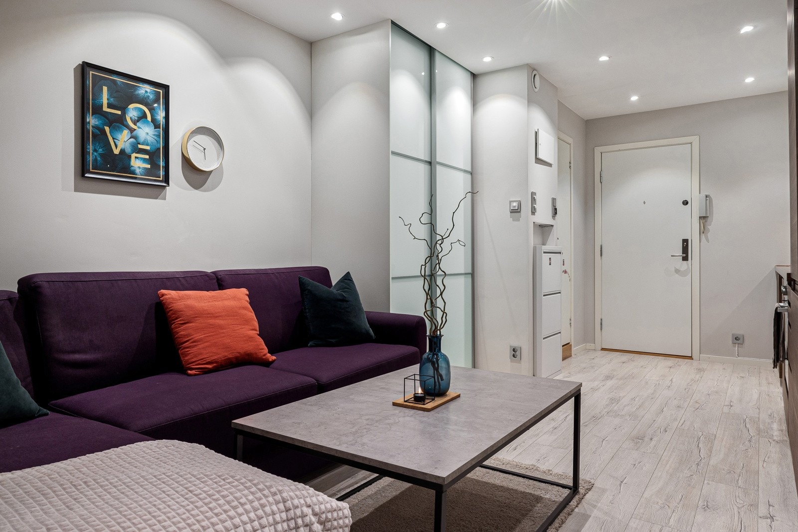 Gulv, vegger og tak ble pent oppgradert i 2017/18, og det er enstavs laminat på gulv, samt downlights i tak. Galleribilde