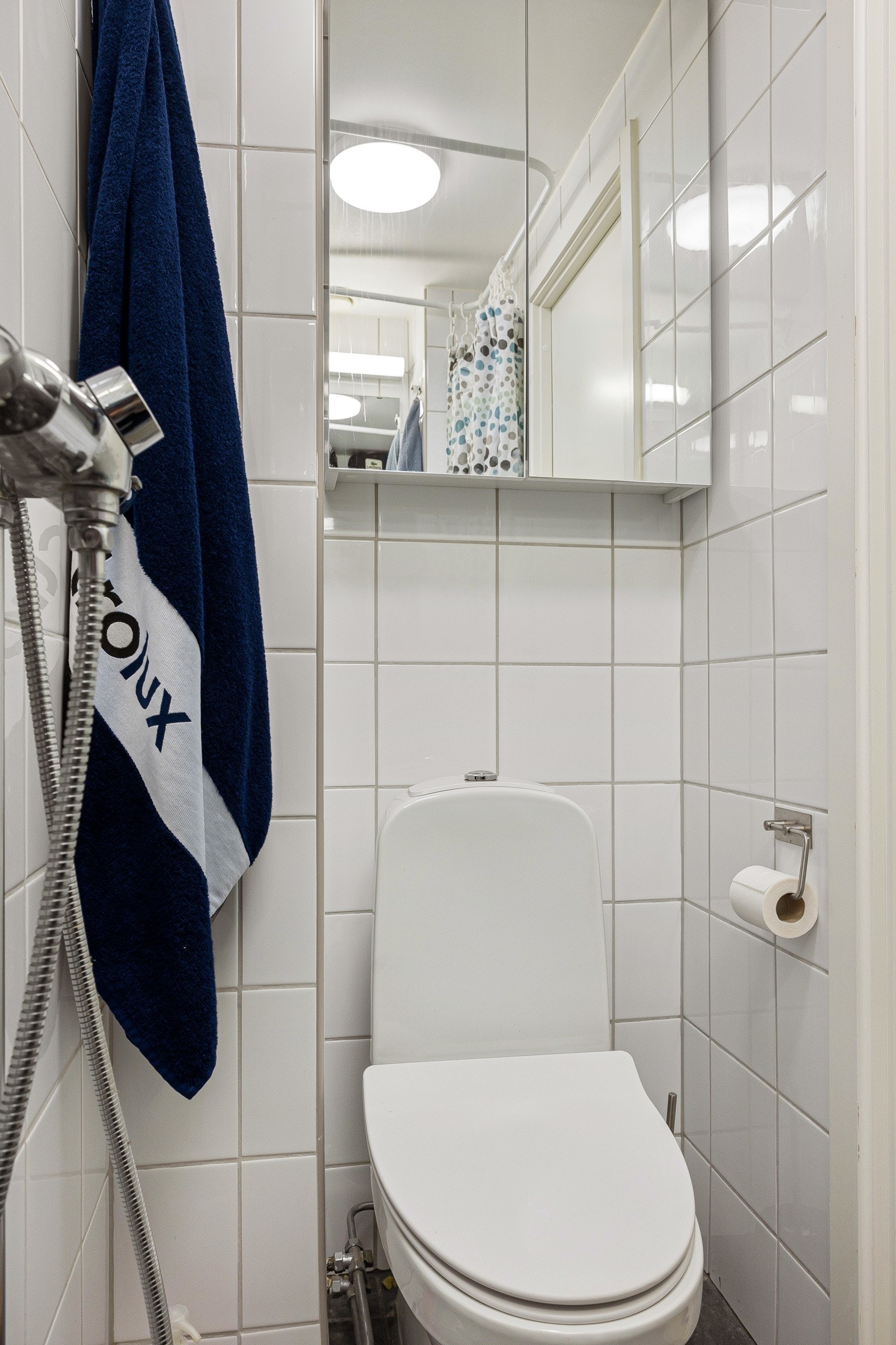 Leiligheten har et bad som ble modernisert i 2007 og har fliser på gulv og vegger. Galleribilde