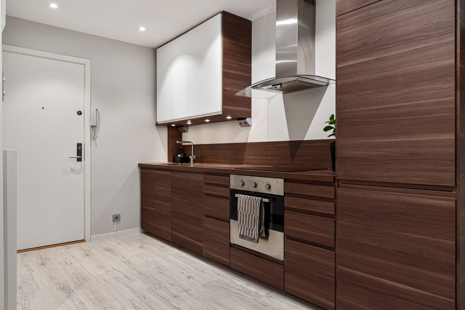 Ventilatoren er takmontert, koketopp og stekeovn integrert, og det er frittstående oppvaskmaskin. Galleribilde