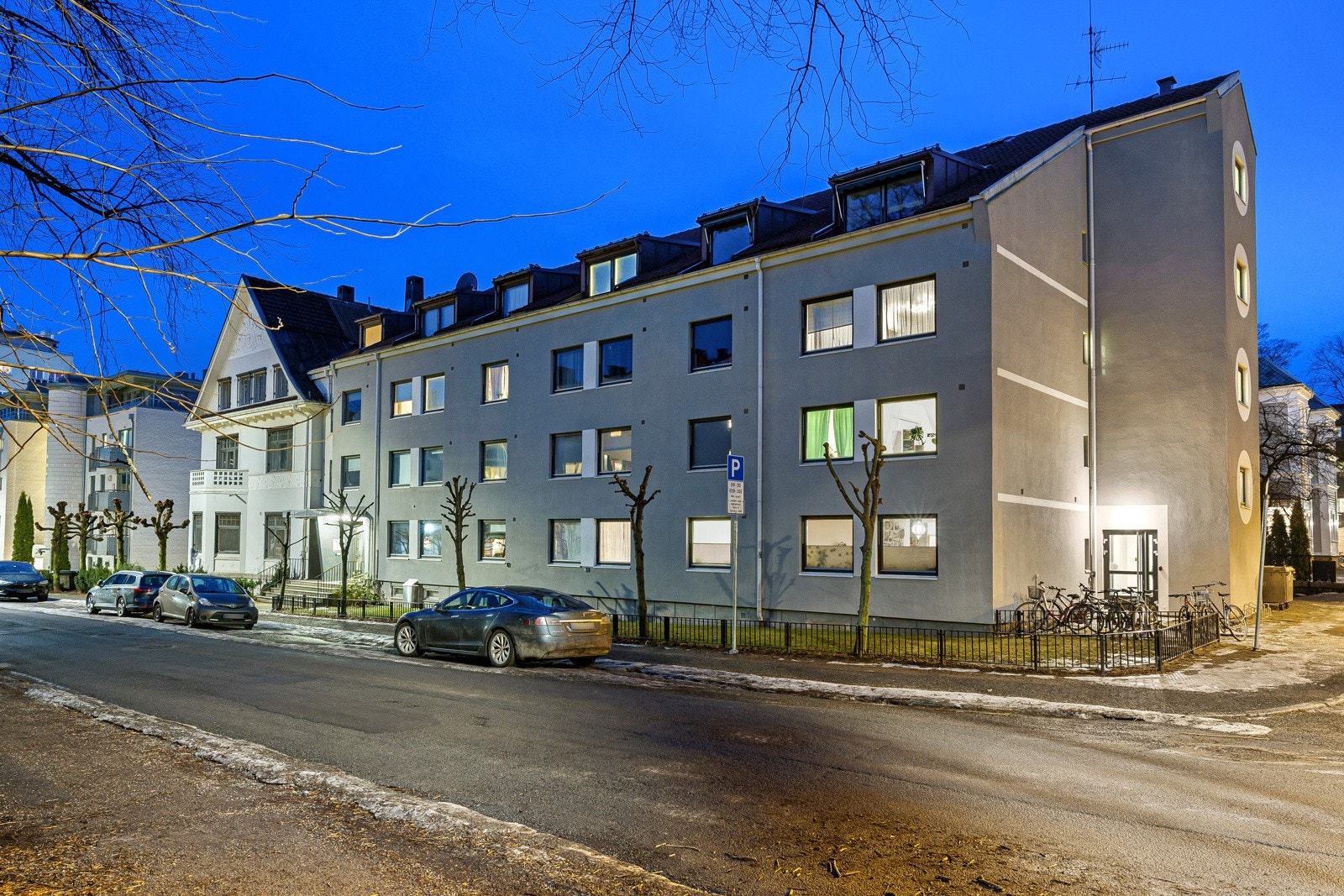 Her bor man kort vei fra sjø og sentrumskjernen, samt med holdeplass for trikk/buss ca. 250 m unna. Galleribilde