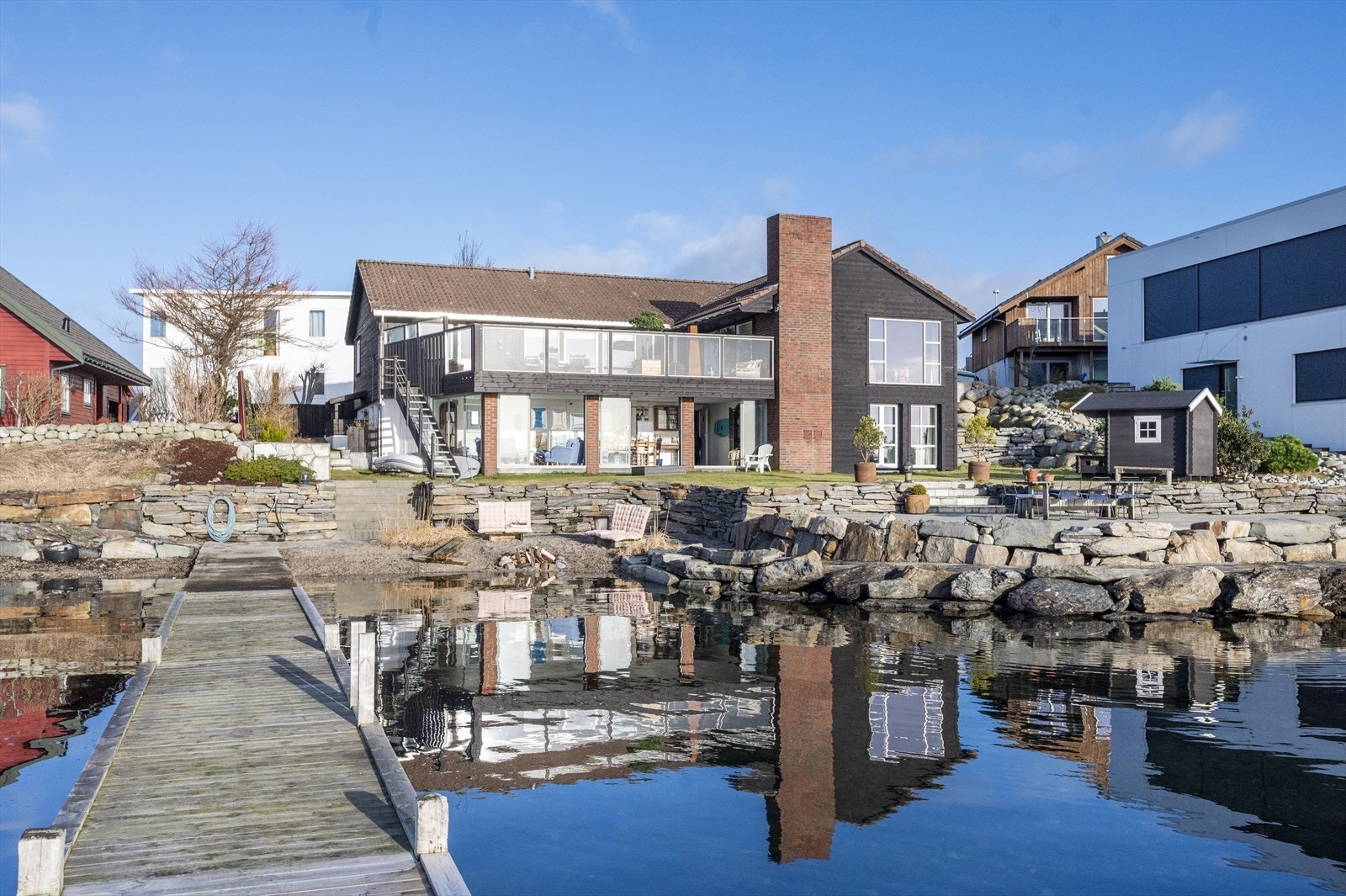 Boligen er stor og kan romme flere familier på besøk. Galleribilde