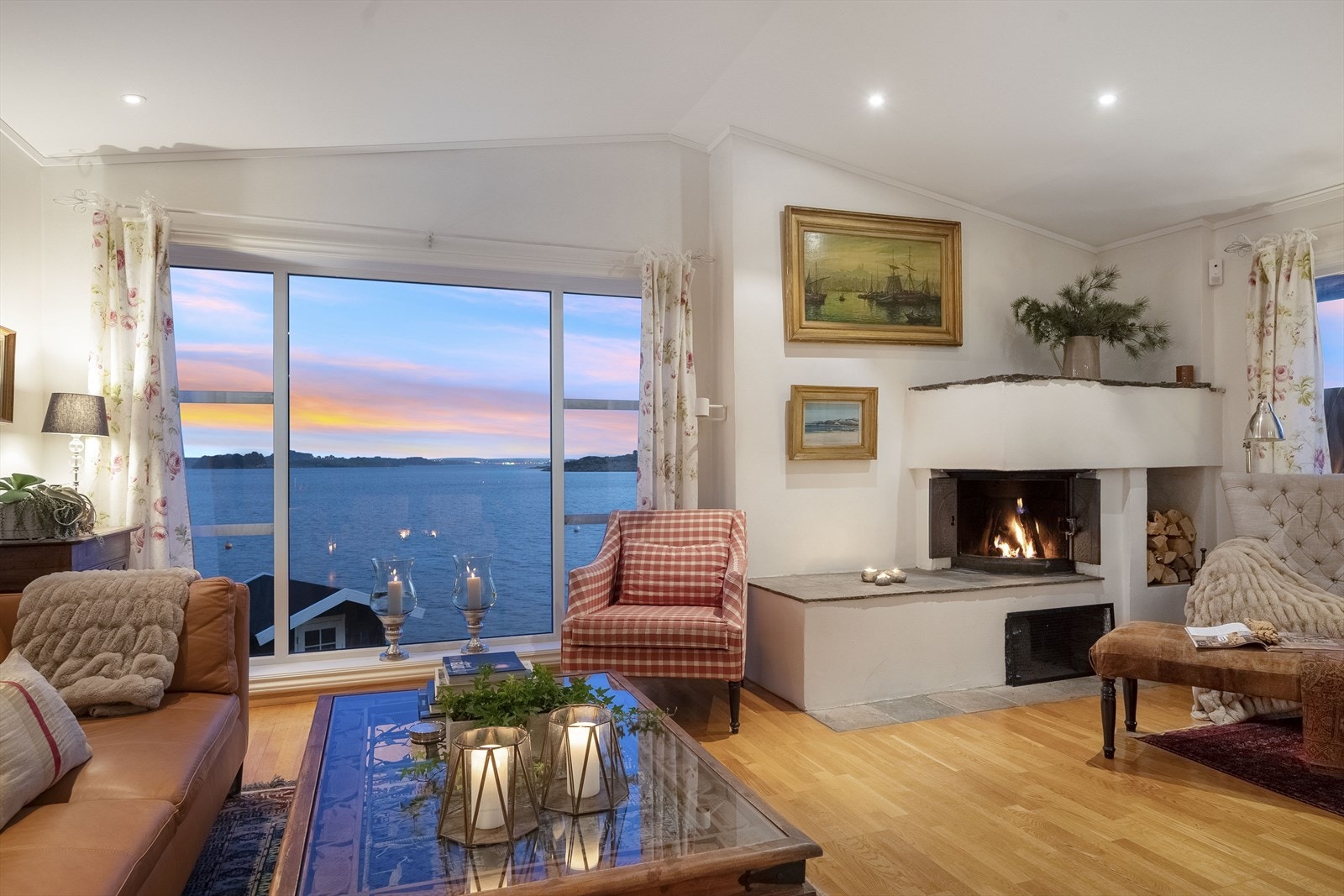 Rammene rundt det generøse vinduet blir som rammene på et levende maleri, hvor stemningen skifter fra ro til drama, avhengig av værgudenes luner. Galleribilde