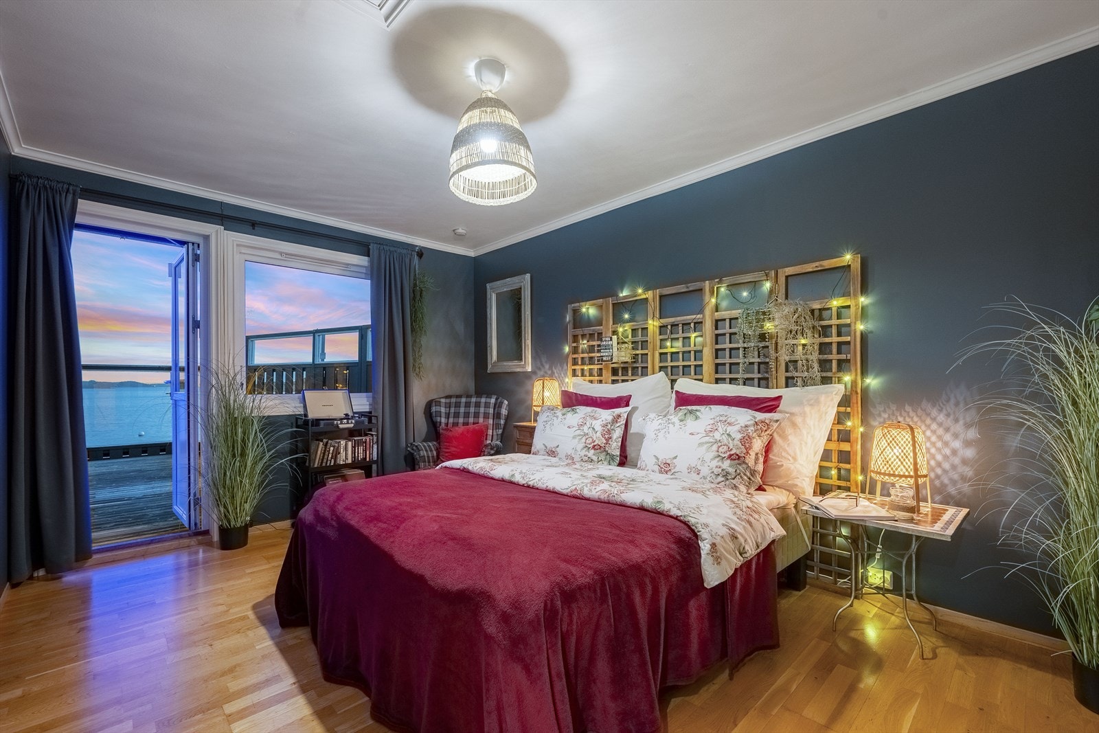 Soverom i 1. et med utgang til terrasse. Her kan soloppgangen nytes rett fra sengekanten. Galleribilde