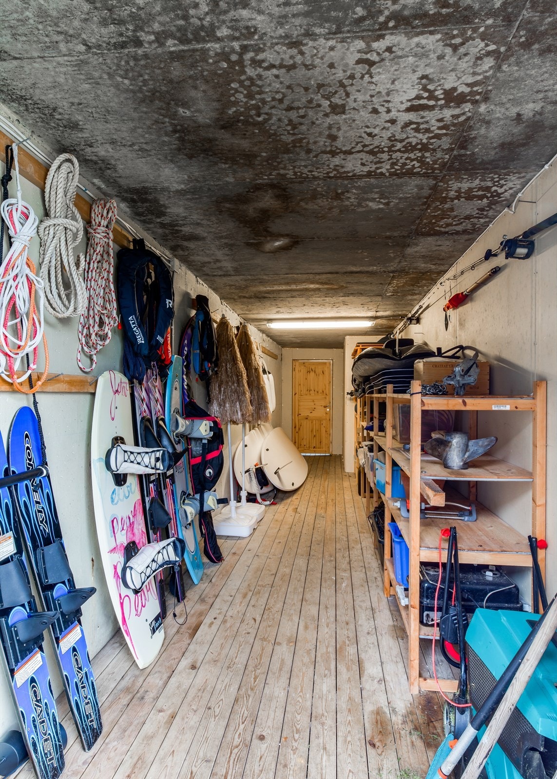 Sjøbod med rikelige plass til krabbetegner, paddleboard, windsurf og annet utstyr. Galleribilde