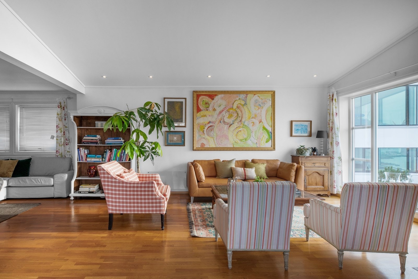 Huset har en romslig stue og tv-stue og flere soner for storfamilien. Galleribilde