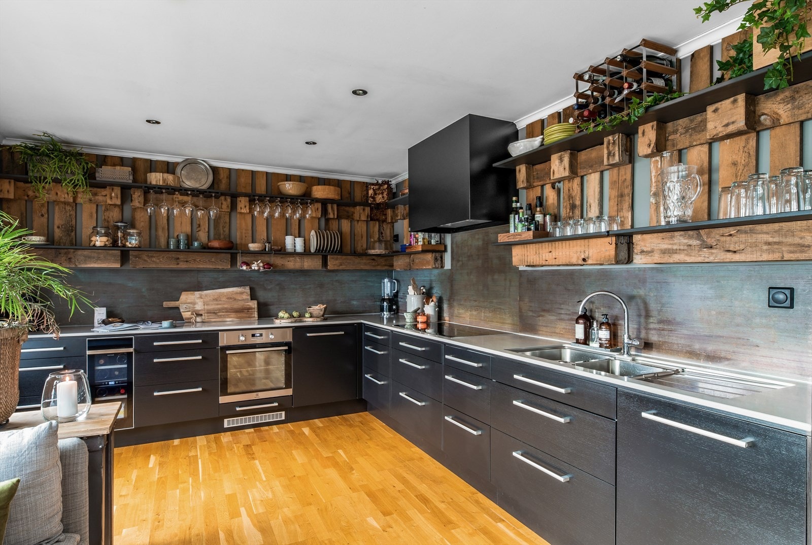 Et kjøkken med sjel som må oppleves. Uttrykket kan også endres lett ved skifte av hyller eller skap. Galleribilde