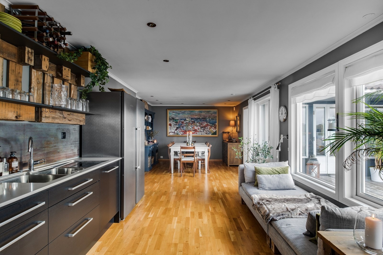 Spiseenden kler både intime frokoster og store middagsselskaper, mens matlagingsdelen har rikelig med arbeidsplass. Galleribilde