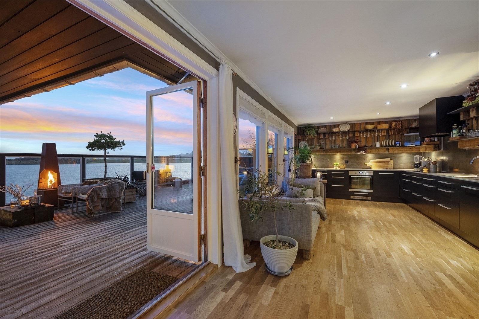 Den lune hoved-terrasse brukes store deler av året og forlenger kjøkkenet ut under åpen himmel. Galleribilde