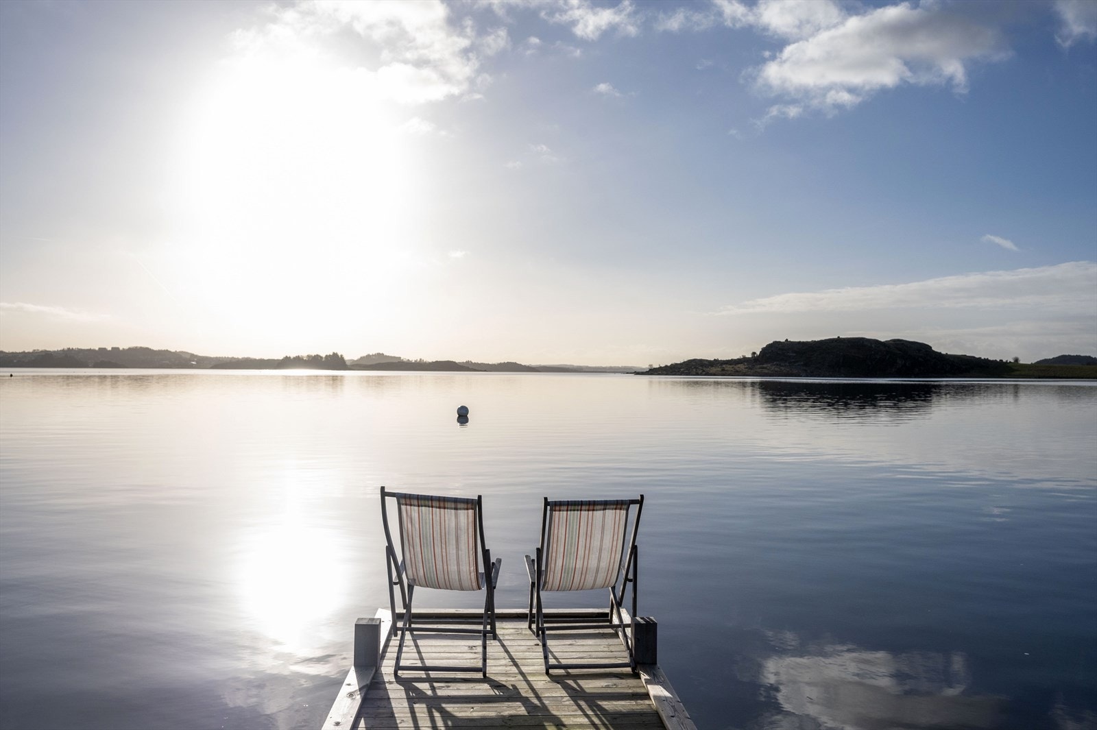 Det er få sjønære steder i Stavanger som kan tilby rolig sjø og solnedgang så nær byen. Galleribilde