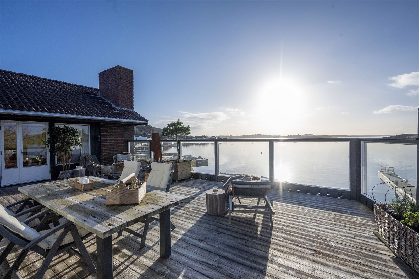 Terrassen er svært rommelig og kan dels inn i soner for ulik aktivitet sommer og vinter. Galleribilde