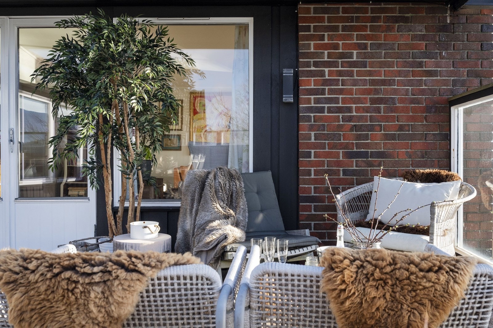 Stuen i bakgrunnen gir et sømløst preg på inne og ute. Galleribilde