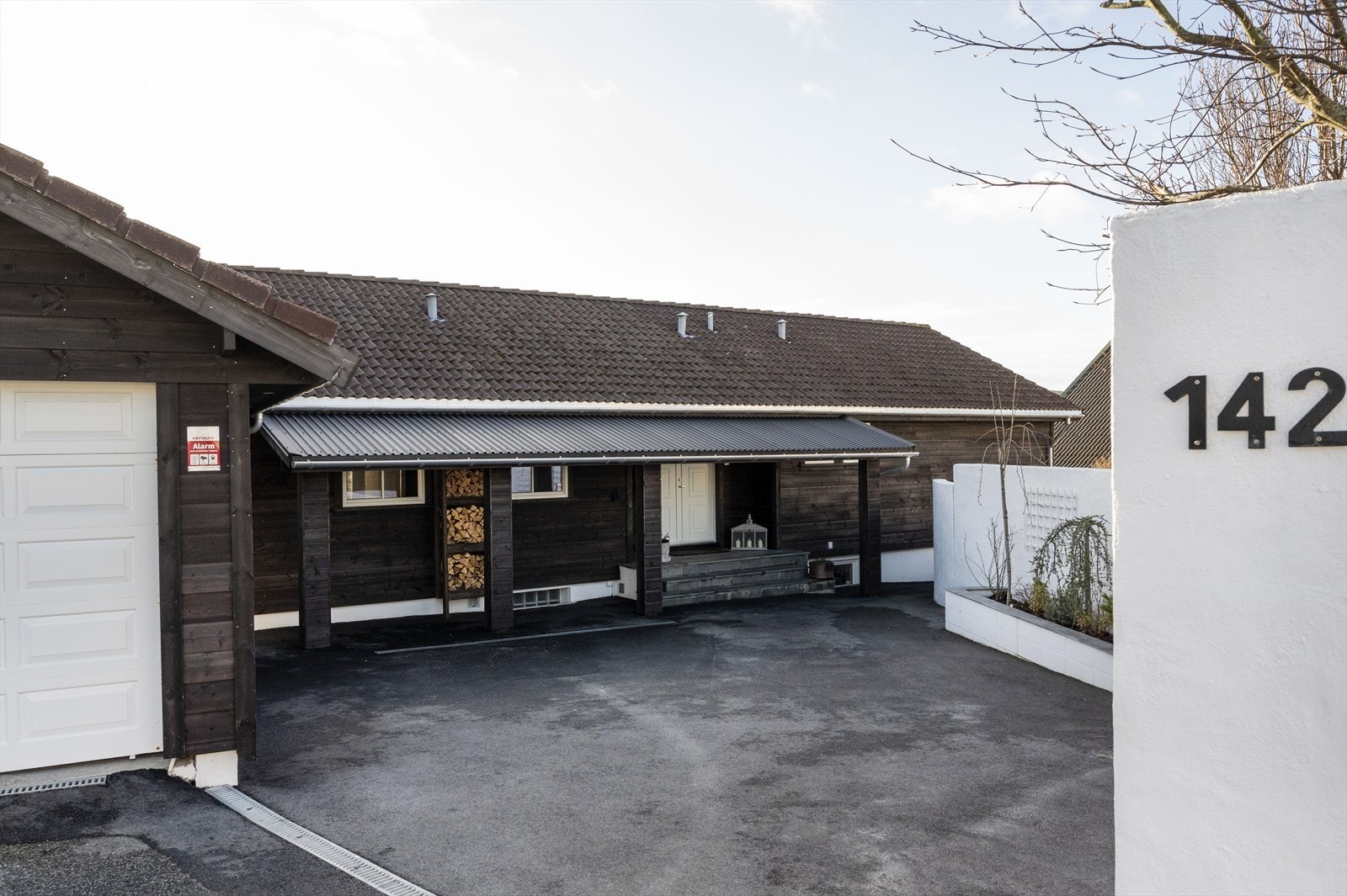 Innkjørsel i enden av gaten byr på god plass til parkering. Galleribilde