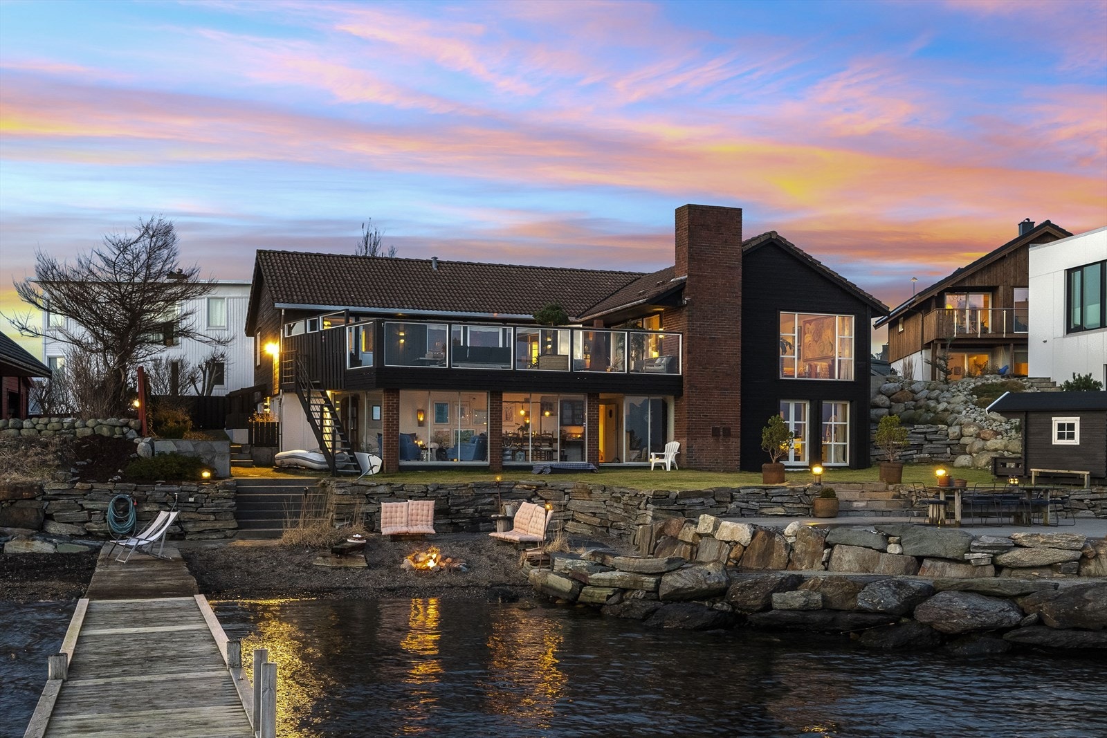 Her kan du nyte naturen og fjorden når det går mot kveld. Galleribilde