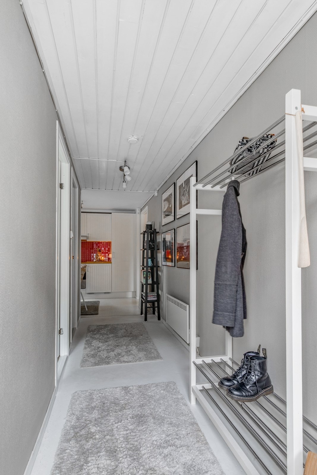 Inngangspartiet til egen skjermet gjestefløy. Det er også adgang innenfra. Galleribilde