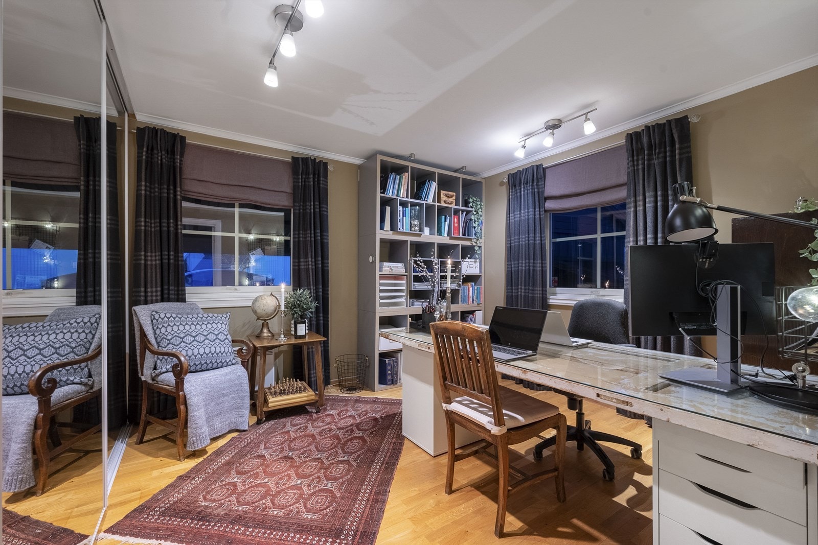 Stemningen på kontoret er lett å like, og her får man fred og ro om man har behov for "hjemmekontor". Galleribilde