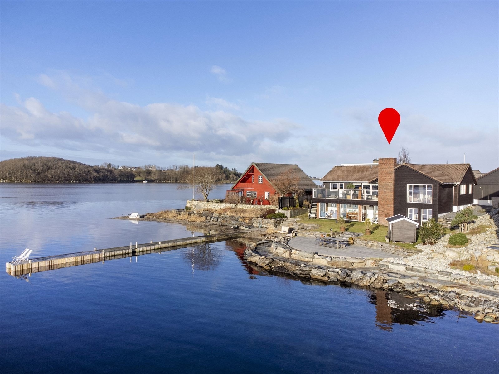 Eiendomsmegler 1 v/Tone W. Fredriksen presenterer denne nydelige strandeiendommen med egen brygge ved Hafrsfjorden! Galleribilde