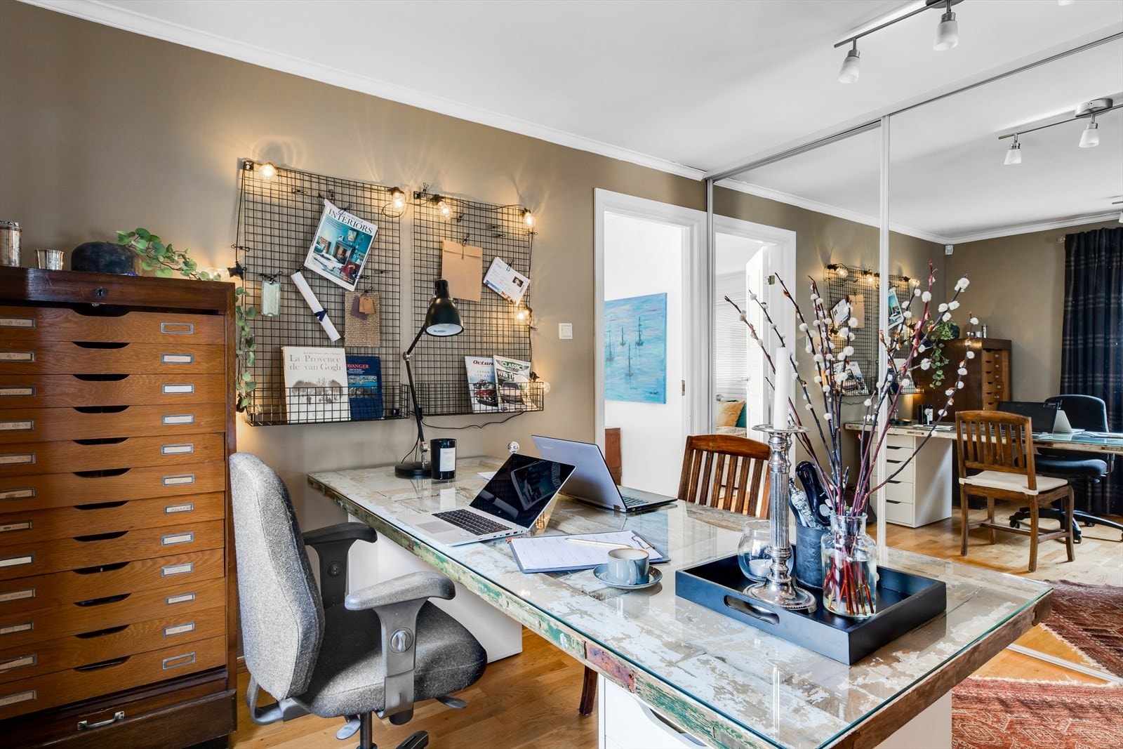 Det delikate kontoret er opprinnelig et soverom. Galleribilde