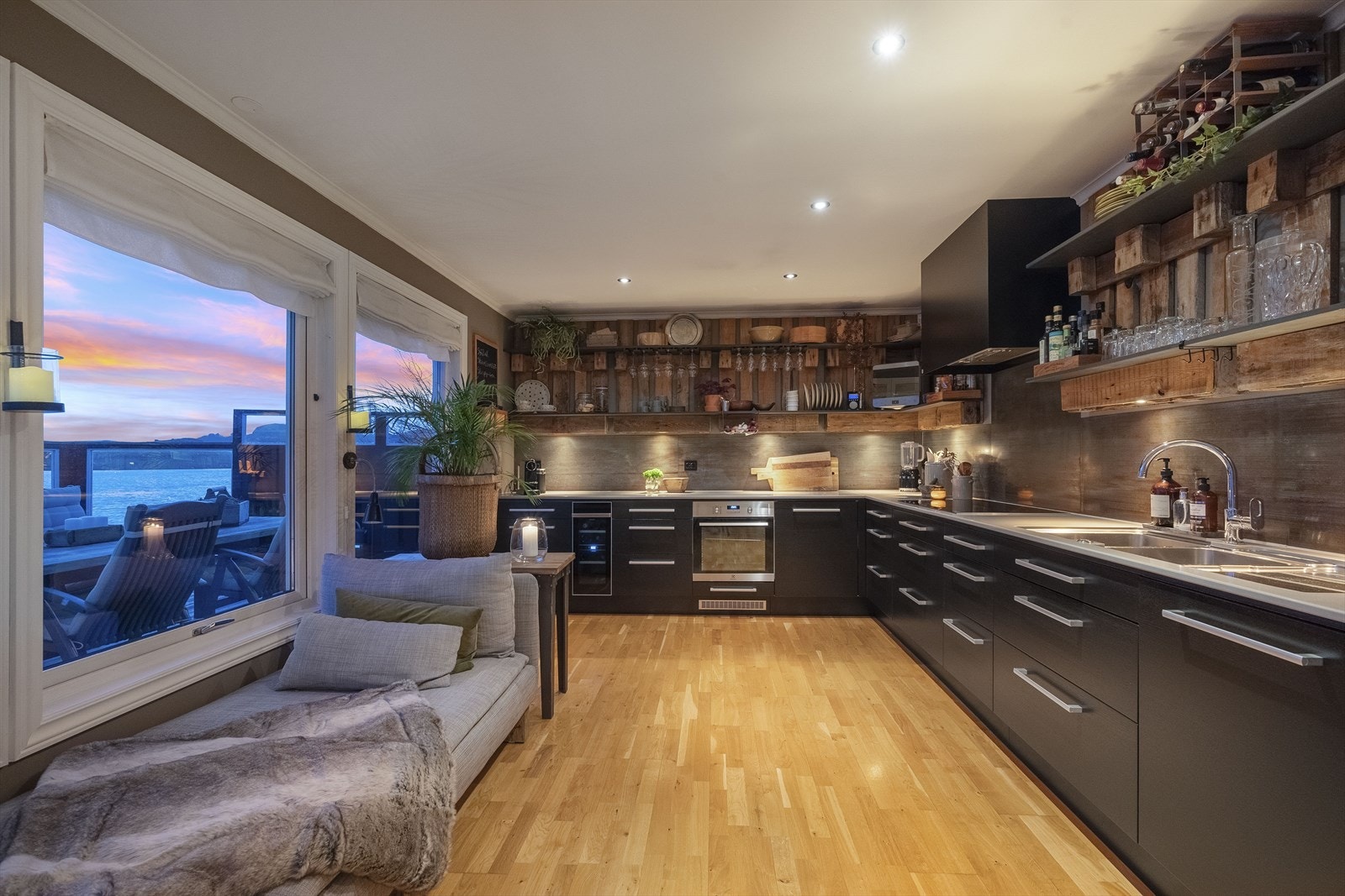 Fra stuen har man direkte tilgang til et stort, bistro-koselig kjøkken. Galleribilde