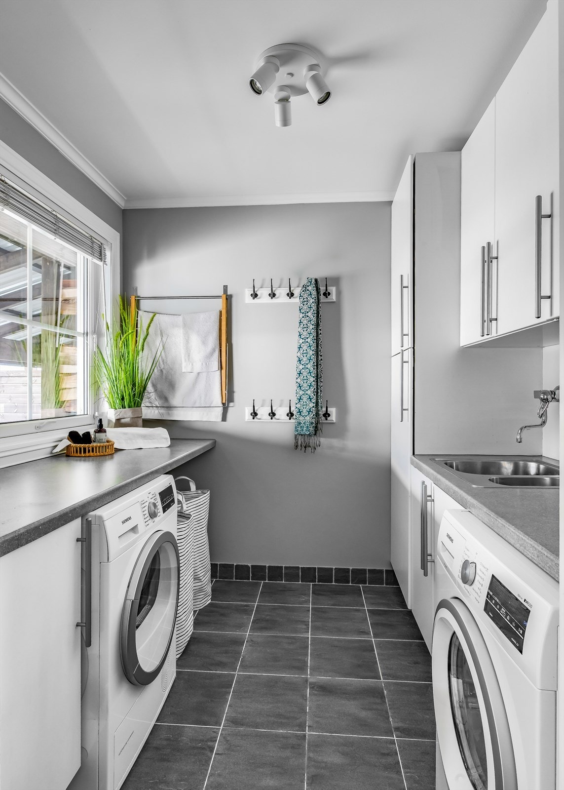 Vaskerom ligger ved entreen i 1 etasje. Veldig praktisk plassering- ingen vaskekjeller. Galleribilde