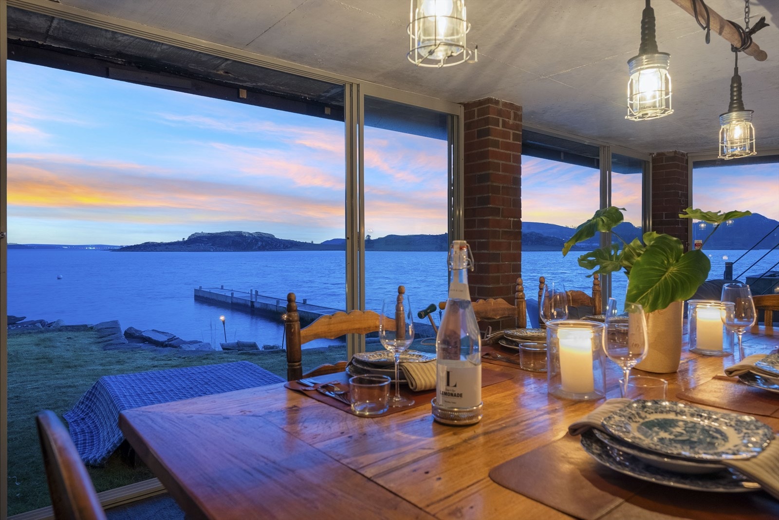 Strandstuen innbyr til skalldyrfest, bursdag og sene sommerkvelder uansett værforhold. Galleribilde