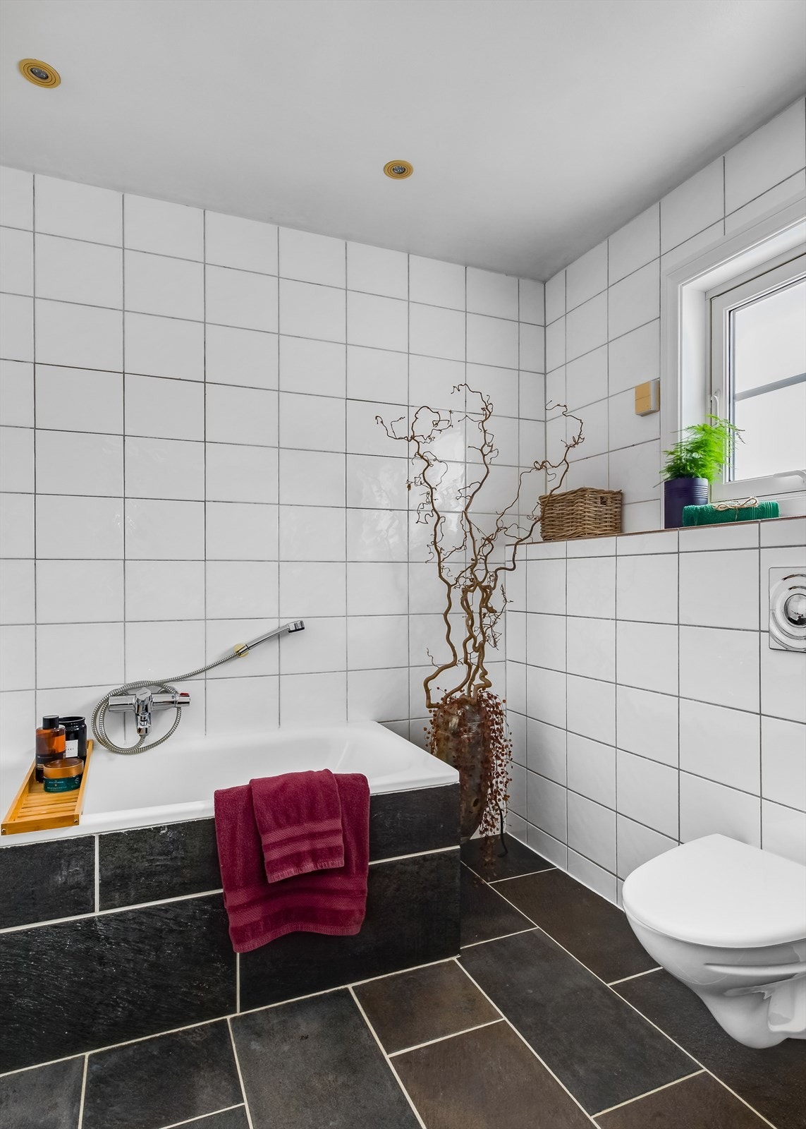 Baderom 1 etasje har godt dagslys. Galleribilde