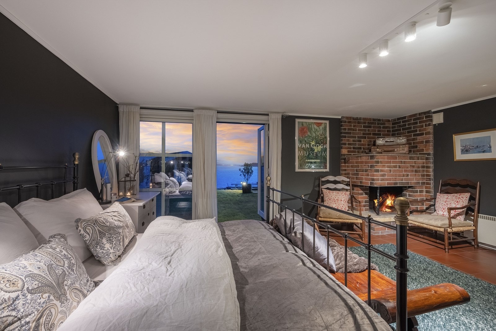 Her våkner du til bølgeskvulp med utsikt over Hafrsfjorden fra sengen. Galleribilde