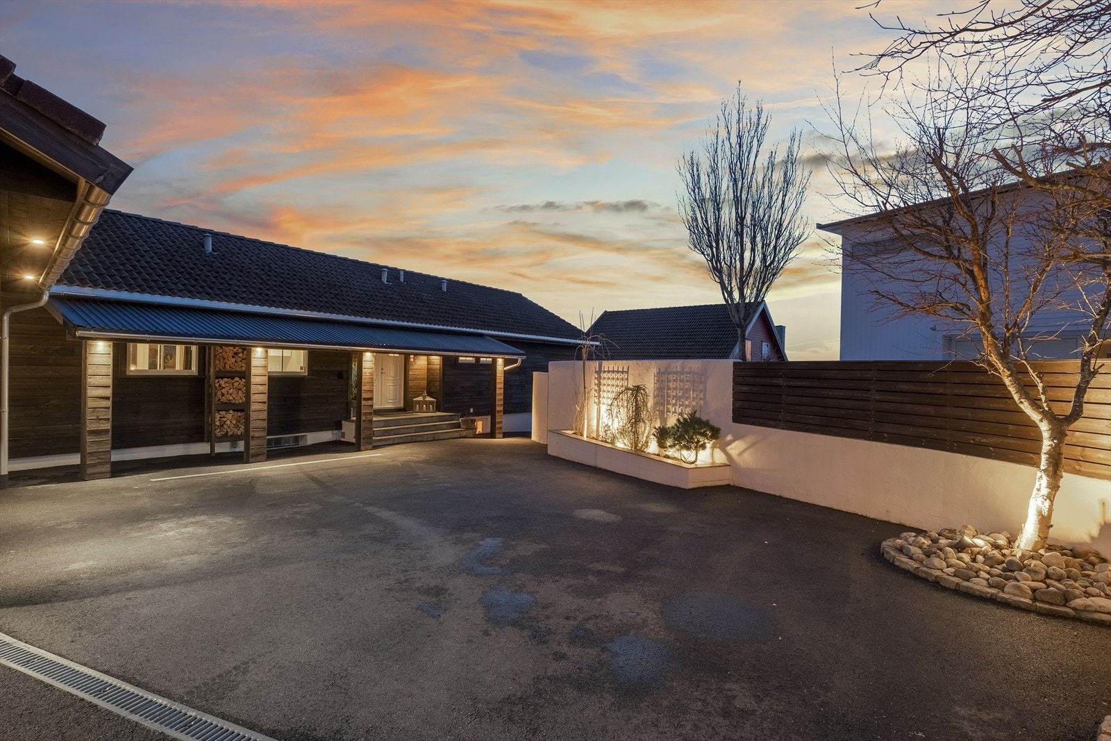 I ly for nordavinden ligger boligen diskrét og tilbaketrukket innerst i gaten. Galleribilde