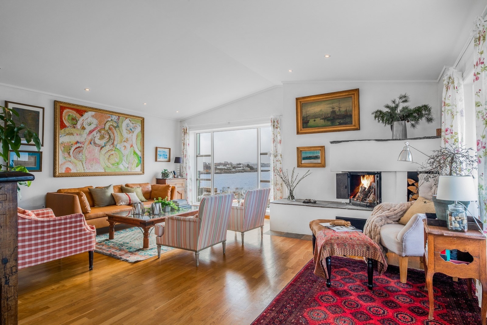 Stuen her også et herlig ildsted som brukes flittig året rundt. Galleribilde