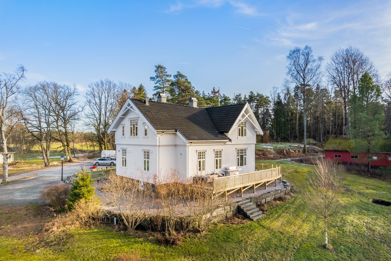 Boligen ligger solrikt til med idylliske omgivelser. Det gjøres oppmerksom på at tomtegrensen går langs forstøtningsmur mot syd-vest. Galleribilde