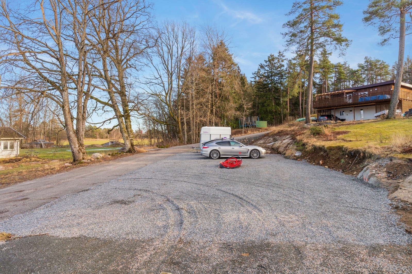 Selger har fått godkjent og tilrettelagt for bygging av romslig dobbelgarasje på tomten. Den aktuelle delen av tomten er ferdig planert og belagt med pukk og rør for elektriskanlegg og vann er lagt. Tegninger kan fåes ved henvendelse til megler. Galleribilde