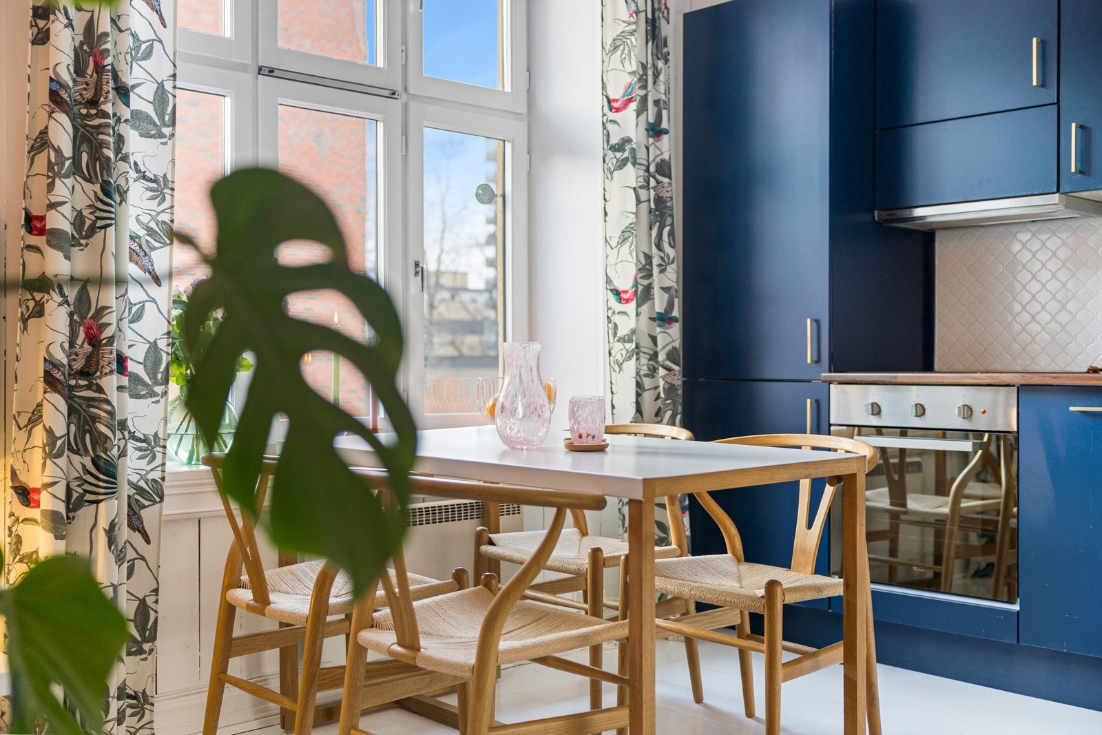 Plass til hyggelig og sosial spisegruppe i en åpen stue- og kjøkkenløsning Galleribilde