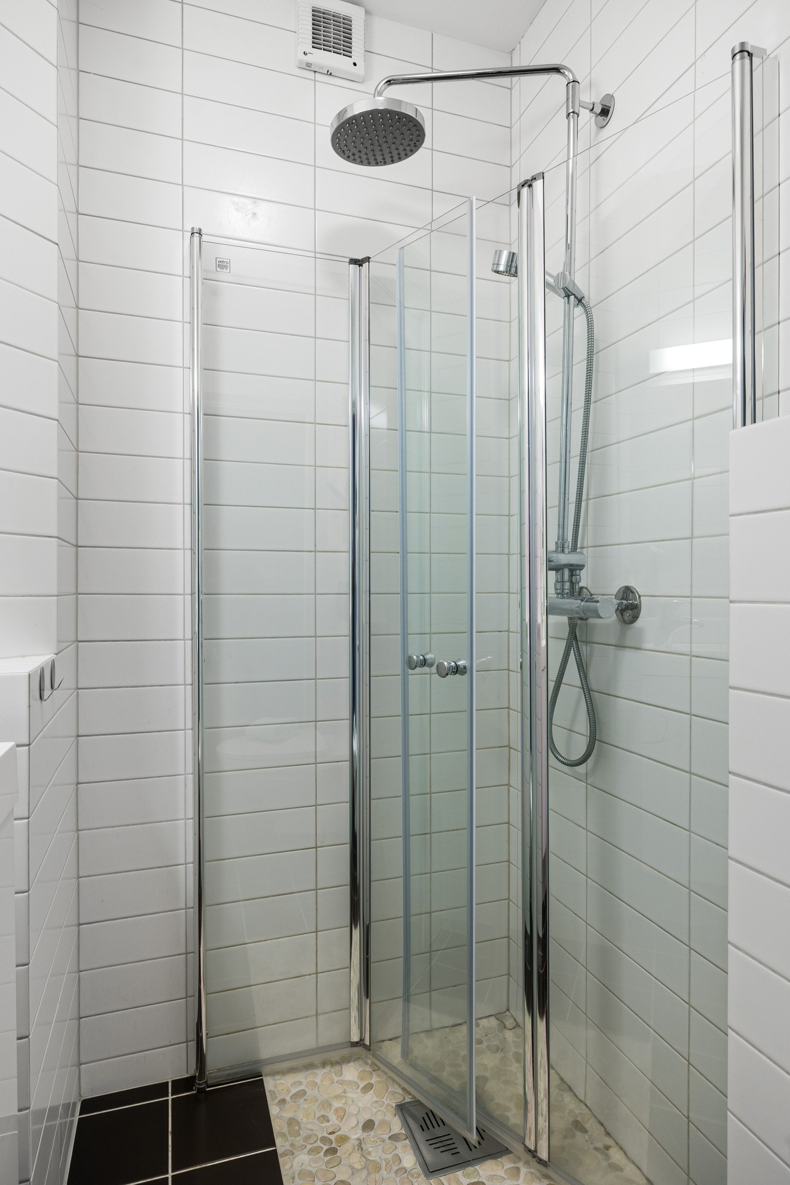Det er to ulike dusjhoder, regnfallsdusj og hånddusj, samt leddede dusjdører som gir rikelig med plass Galleribilde