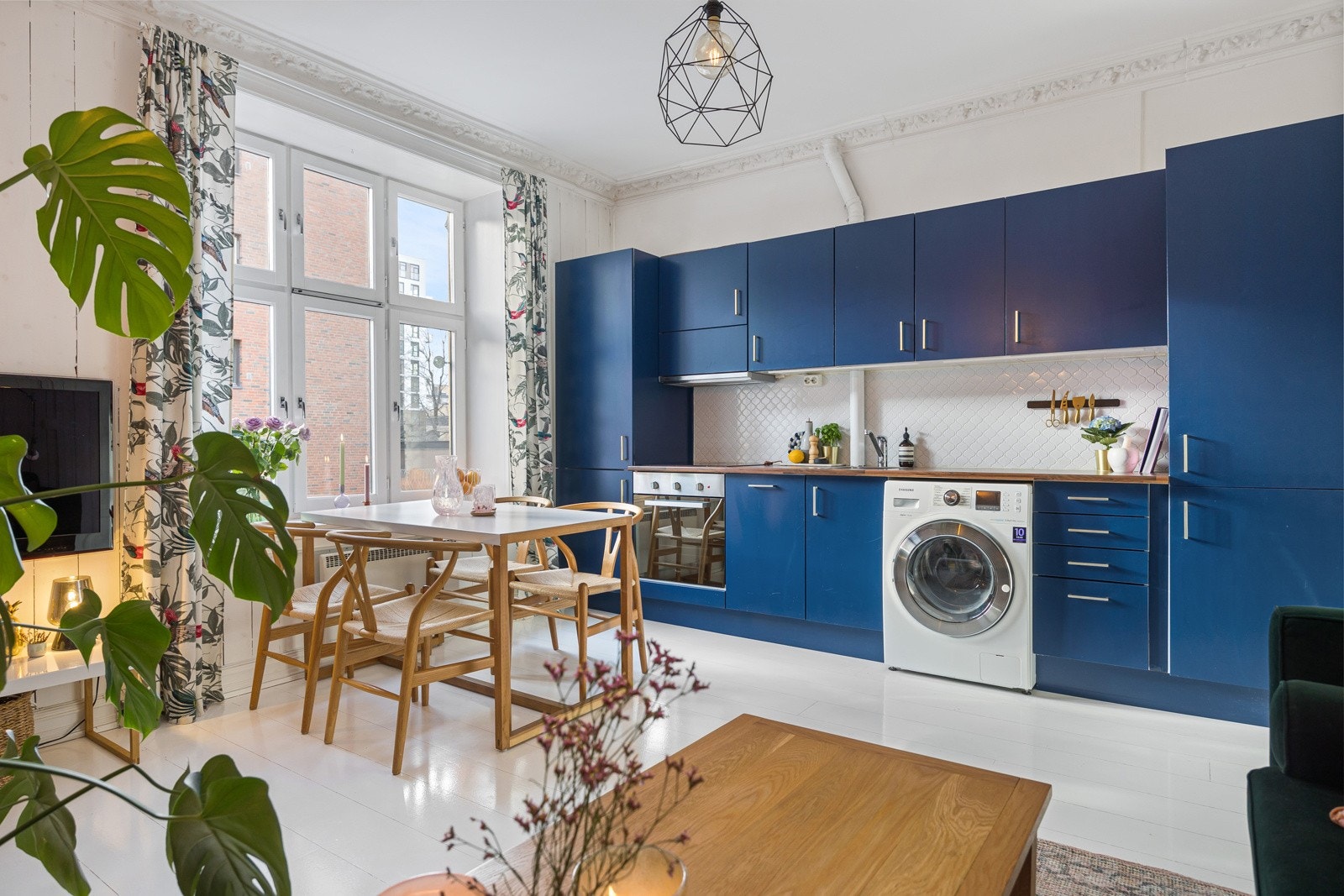 Kjøkkenet ligger i en åpen og sosial løsning med stuen og har en praktisk tilknytning til spisebordet Galleribilde