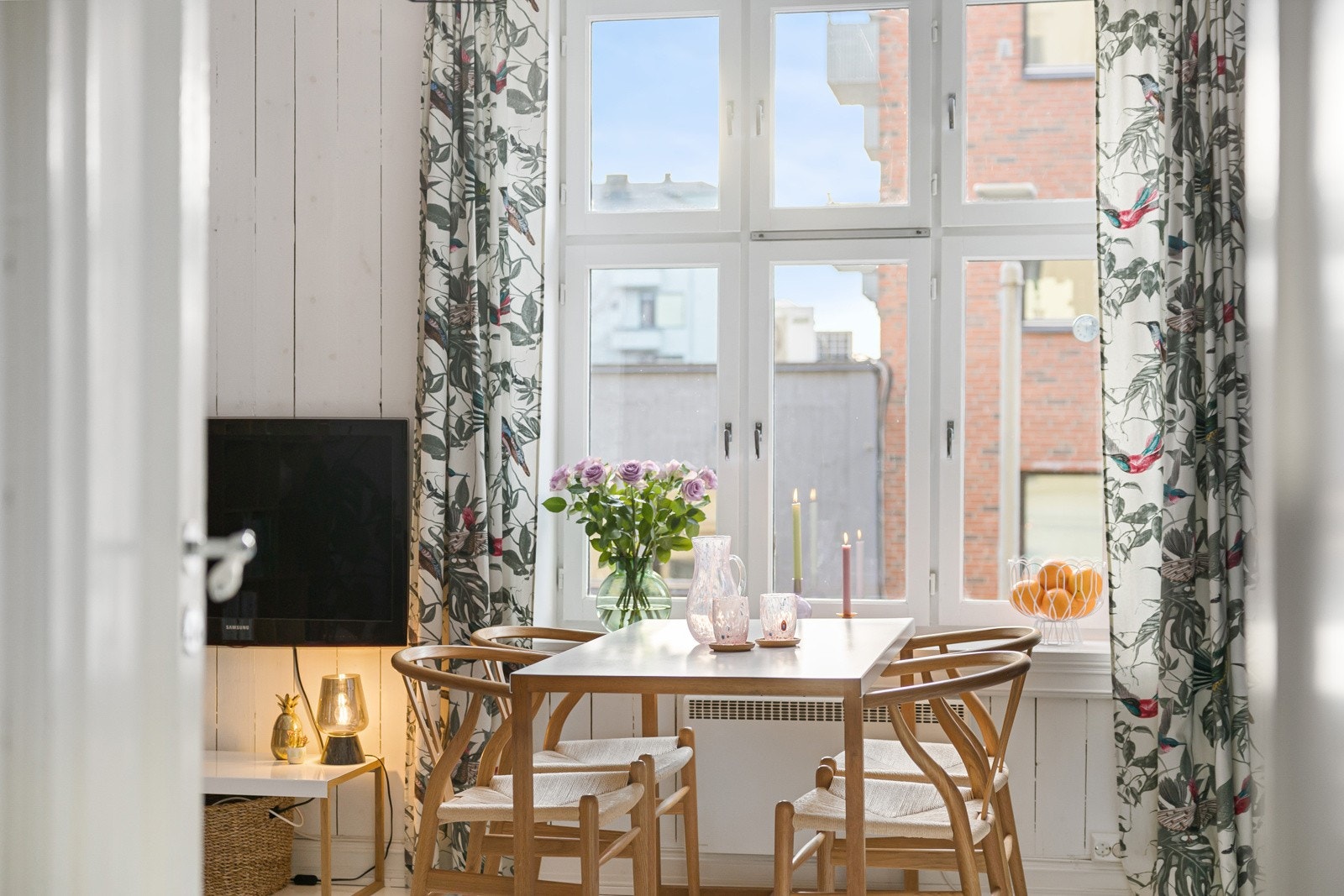 Vindusflatene sørger for rikelig innslipp av naturlig lys Galleribilde